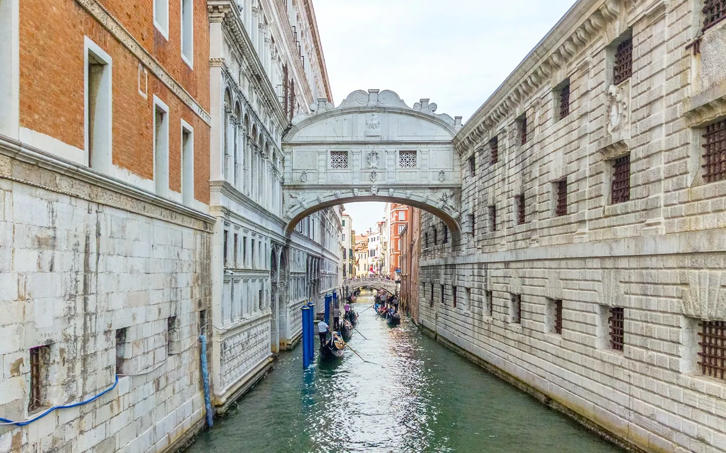 Gondola approaching the Bridge of Sighs