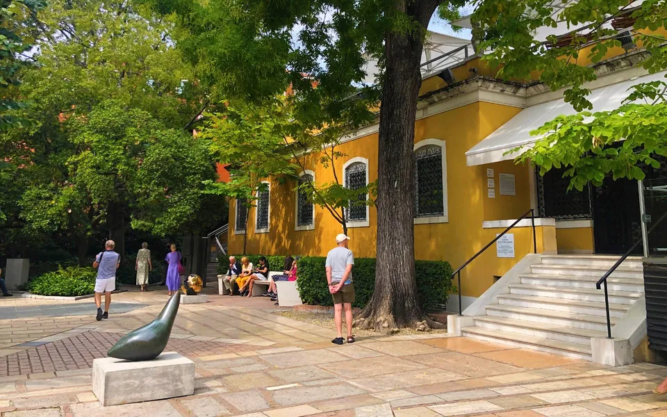 Visitors entering the Peggy Guggenheim Collection garden